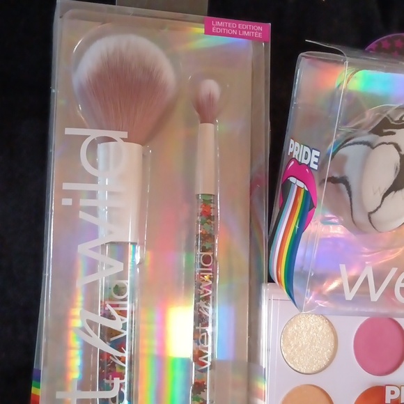 🌈Wet n Wild "Pride" Set! Brush, and Sponge Set & Palette! - Picture 2 of 5